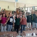 Ket poto: Orang tua murid menyatakan penolakannya atas regrouping sekalahnya