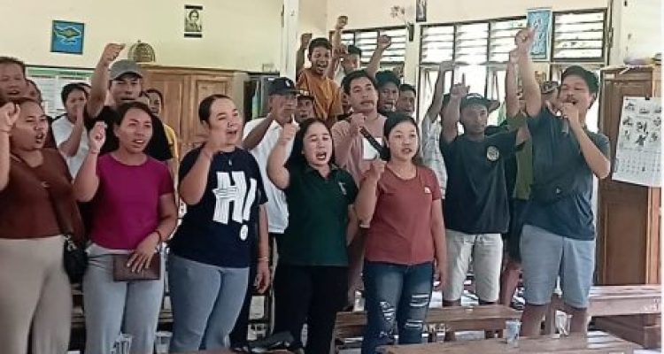 Ket poto: Orang tua murid menyatakan penolakannya atas regrouping sekalahnya