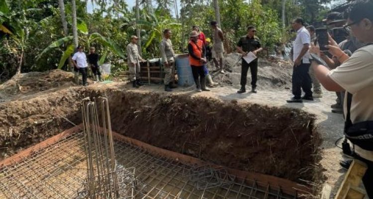 Ket poto: Satpol PP kabupaten Jembrana sidak proyek tower di Desa Candikusuma Ket poto: Satpol PP kabupaten Jembrana sidak proyek tower di Desa Candikusuma