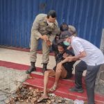 Ket poto: Pria tanpa identitas saat akan dibawa ke RSU Negara oleh Satpol PP dan Dinsos Jembrana