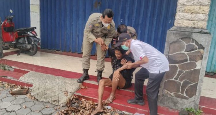 Ket poto: Pria tanpa identitas saat akan dibawa ke RSU Negara oleh Satpol PP dan Dinsos Jembrana