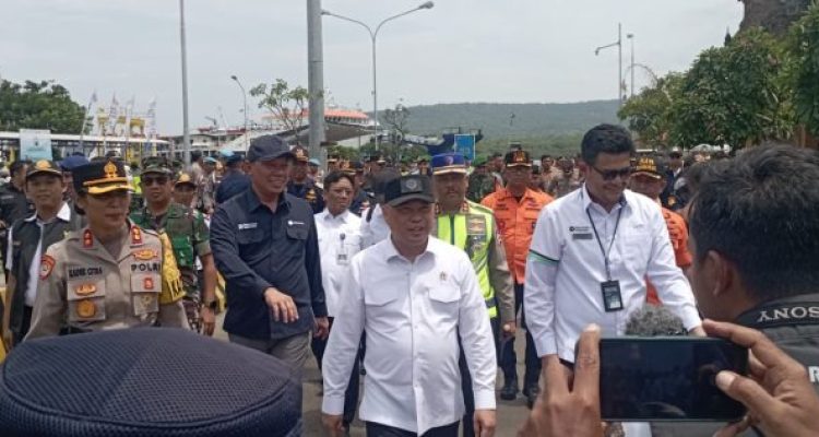 Ket poto: Menteri Perhubungan Republik Indonesia Dudy Purwagandhi bersama Kepala Korps Lalu Lintas (Kakorlantas) Polri Irjen Pol Drs. Agus Suryonugroho melakukan kunjungan kerja ke Pelabuhan Gilimanuk, Kabupaten Jembrana