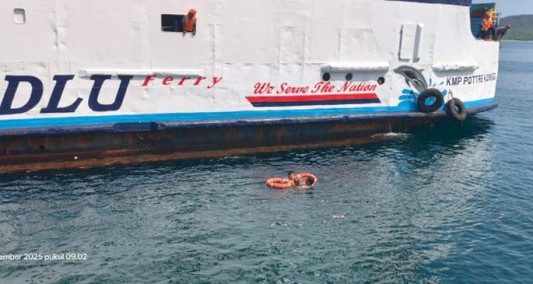Ket poto: Seorang penumpang KMP Potre Koneng terjun ke laut di Selat Bali, berhasil di selematkan ABK Kapal