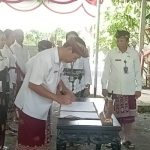 Ket poto: dr. I Gusti Agung Putu Arisanta saat mentandatangani SK pelantikan jabatan