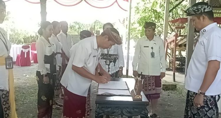 Ket poto: dr. I Gusti Agung Putu Arisanta saat mentandatangani SK pelantikan jabatan