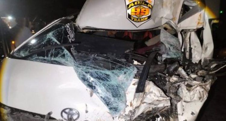 Kondisi mobil travel usai tabrak truk parkir di Desa Yehembang Kangin Kondisi mobil travel usai tabrak truk parkir di Desa Yehembang Kangin