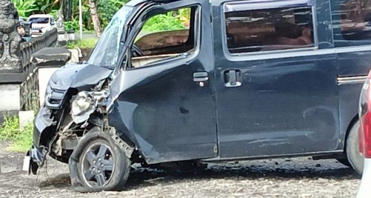 Ket poto: Kondisi mini van gran max usai tabrak pembatas Jembatan Bilukpoh