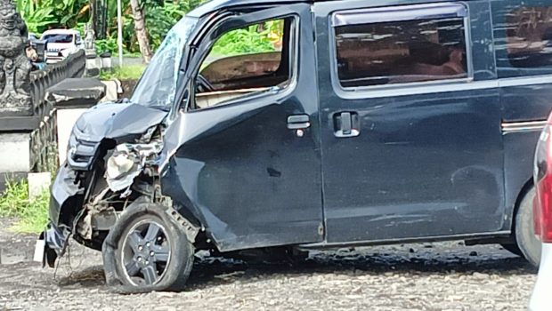 Ket poto: Kondisi mini van gran max usai tabrak pembatas Jembatan Bilukpoh