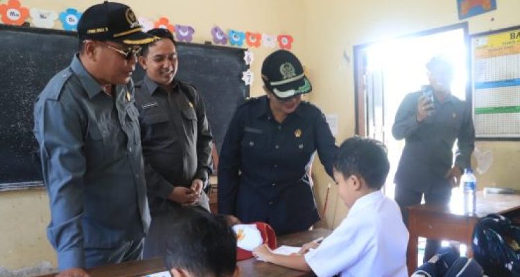 Ket poto: Komisi I DPRD Jembrana meninjau salah satu sekolah di Kecamatan Melaya