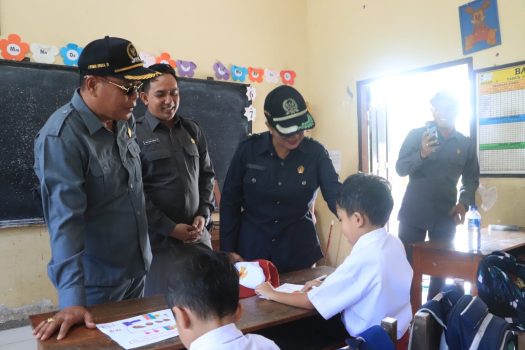Ket poto: Komisi I DPRD Jembrana meninjau salah satu sekolah di Kecamatan Melaya