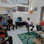 Ket poto: Kelompok Jerambah didampingi Ketua SPSI Jembrana mendatangi Kantor Lurah Gilimanuk