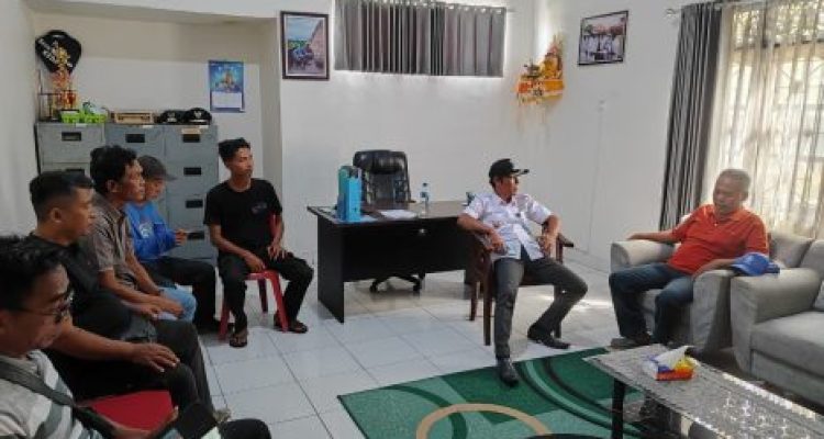 Ket poto: Kelompok Jerambah didampingi Ketua SPSI Jembrana mendatangi Kantor Lurah Gilimanuk Ket poto: Kelompok Jerambah didampingi Ketua SPSI Jembrana mendatangi Kantor Lurah Gilimanuk