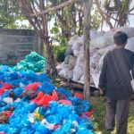 Ket poto: Tumpukan sampah kerek bulu ayam di Banjar Muara Indah, Desa Pengambengan