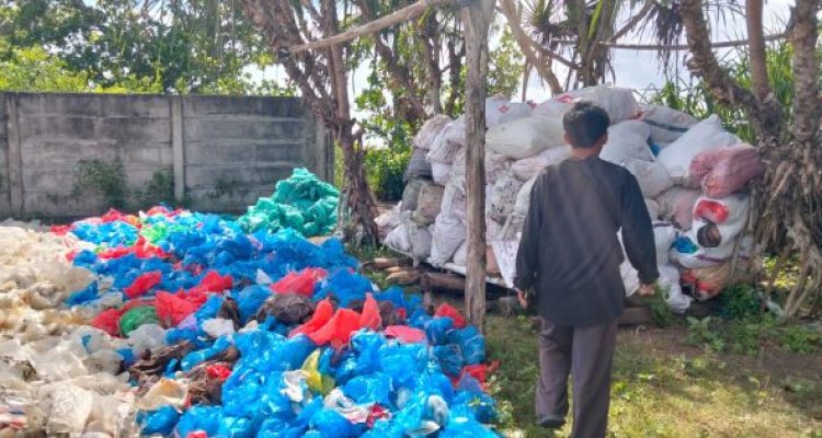 Ket poto: Tumpukan sampah kerek bulu ayam di Banjar Muara Indah, Desa Pengambengan