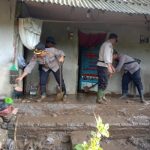 Ket poto: Petugas kepolisian bantu membersihkan rumah warga yang diterjang banjir bandang pada , Kamis (16/1) kemarin malam Ket poto: Petugas kepolisian bantu membersihkan rumah warga yang diterjang banjir bandang pada , Kamis (16/1) kemarin malam