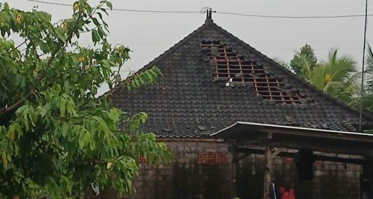 Ket poto: Salah satu rumah warga di Desa Penyaringan mengalami kerusakan dibagian atap rumah akibat angin puting beliung