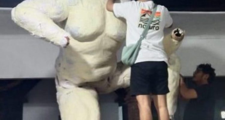 Ket poto: Proses pembuatan ogoh-ogoh disalah satu banjar di Desa Batuagung