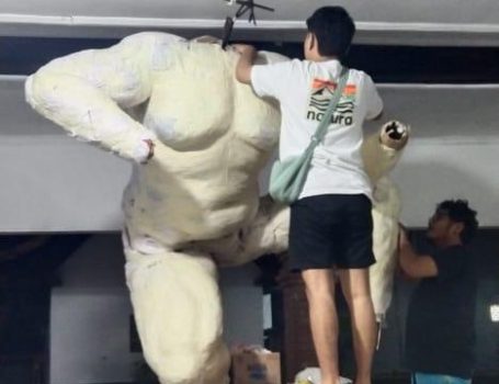 Ket poto: Proses pembuatan ogoh-ogoh disalah satu banjar di Desa Batuagung