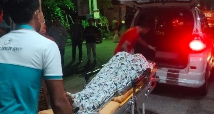 Ket poto: Korban sengatan tawon dibawa kerumah duka usai mendapatkan pemeriksaan di RSU Negara Ket poto: Korban sengatan tawon dibawa kerumah duka usai mendapatkan pemeriksaan di RSU Negara