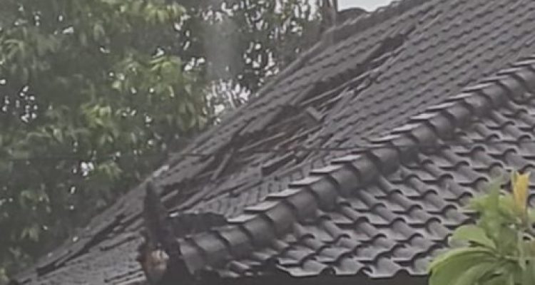 Ket poto: Salah satu rumah warga yang terdampat angin puting beliung di Banjar Taman, Desa Batuangung