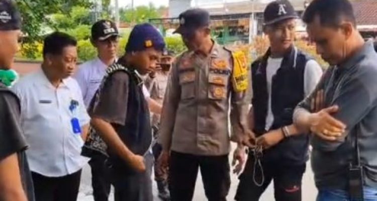 Ket poto: delapan anak jalanan bersiap di pulangkan ke Pulau Jawa di Pelabuhan Gilimanuk Ket poto: delapan anak jalanan bersiap di pulangkan ke Pulau Jawa di Pelabuhan Gilimanuk