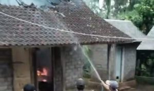 Ket poto: Warga membantu memadamkan api dengan alat seadanya