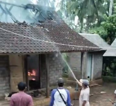 Ket poto: Warga membantu memadamkan api dengan alat seadanya
