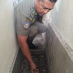 Ket poto: Petugas Satpol PP Jembrana temukan buntung rokok di pojok salah satu Puskesmas di Negara Ket poto: Petugas Satpol PP Jembrana temukan buntung rokok di pojok salah satu Puskesmas di Negara