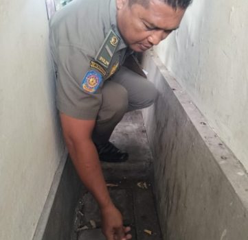 Ket poto: Petugas Satpol PP Jembrana temukan buntung rokok di pojok salah satu Puskesmas di Negara