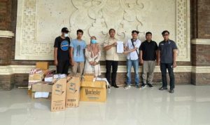 Ket poto: Penyerahan barang bukti dan pelaku oleh Satreskrim Polres Jembrana kepada Bea Cukai Denpasar Ket poto: Penyerahan barang bukti dan pelaku oleh Satreskrim Polres Jembrana kepada Bea Cukai Denpasar