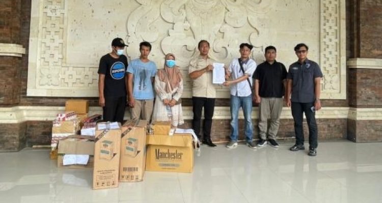 Ket poto: Penyerahan barang bukti dan pelaku oleh Satreskrim Polres Jembrana kepada Bea Cukai Denpasar Ket poto: Penyerahan barang bukti dan pelaku oleh Satreskrim Polres Jembrana kepada Bea Cukai Denpasar