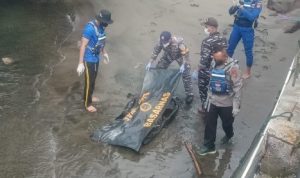 Ket poto: Tim Gabungan evakuasi jenazah yang diduga korban KMP Tunu Pratama Jaya Ket poto: Tim Gabungan evakuasi jenazah yang diduga korban KMP Tunu Pratama Jaya