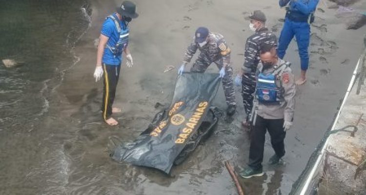 Ket poto: Tim Gabungan evakuasi jenazah yang diduga korban KMP Tunu Pratama Jaya