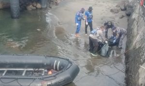 Ket poto: Tim Gabungan saat mengevakuasi jenazah kedua di Dermaga LCM Pelabuhan Gilimanuk