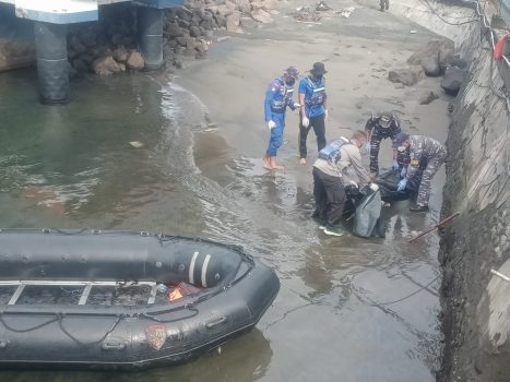 Ket poto: Tim Gabungan saat mengevakuasi jenazah kedua di Dermaga LCM Pelabuhan Gilimanuk