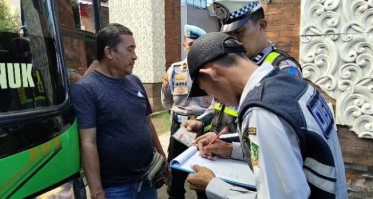 Ket poto: Salah satu pengendara yang terkena razia Ket poto: Salah satu pengendara yang terkena razia