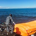 Ket poto: Anggota Denposal Gilimanuk dibantu pihak kepolisian mengevakuasi jenazah yang mengapung di Pantai Penginuman Gilimanuk Ket poto: Anggota Denposal Gilimanuk dibantu pihak kepolisian mengevakuasi jenazah yang mengapung di Pantai Penginuman Gilimanuk