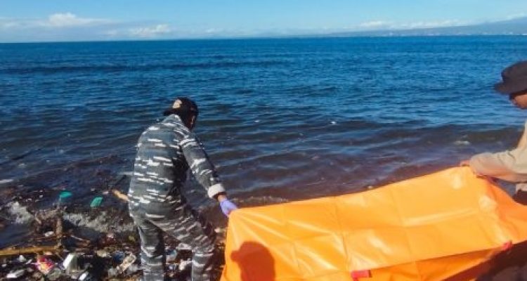 Ket poto: Anggota Denposal Gilimanuk dibantu pihak kepolisian mengevakuasi jenazah yang mengapung di Pantai Penginuman Gilimanuk Ket poto: Anggota Denposal Gilimanuk dibantu pihak kepolisian mengevakuasi jenazah yang mengapung di Pantai Penginuman Gilimanuk