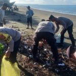 Ket poto: Anggota Polres Jembrana saat melakukan kegiatan bersih pantai di 3 lokasi