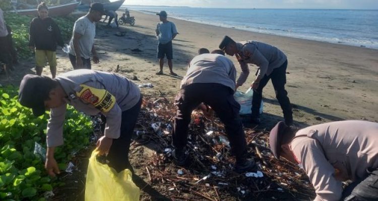 Ket poto: Anggota Polres Jembrana saat melakukan kegiatan bersih pantai di 3 lokasi Ket poto: Anggota Polres Jembrana saat melakukan kegiatan bersih pantai di 3 lokasi