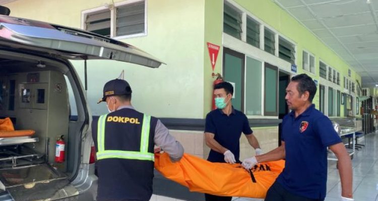 Ket poto: Petugas Dokpol dan inafis Polres Jembrana evakuasi jenazah yang akan dibawa ke RSUD Blangbangan dari RSU Negara