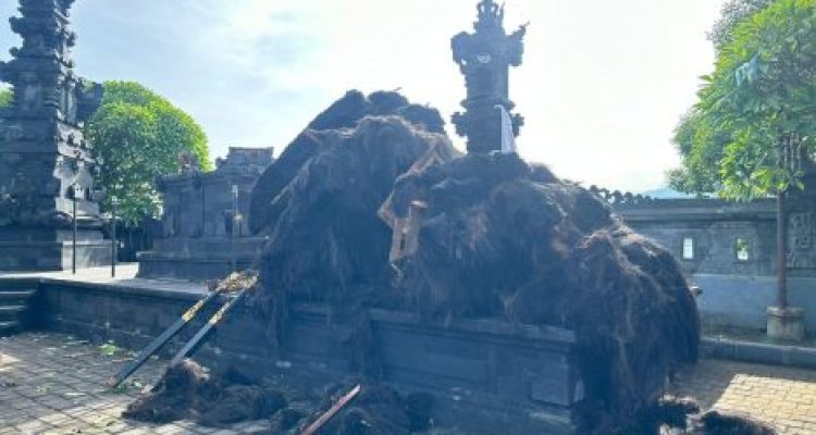 IKet poto: Pura Segara Pelabuhan Gilimanuk hancur diterjang angin