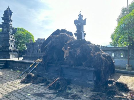 IKet poto: Pura Segara Pelabuhan Gilimanuk hancur diterjang angin