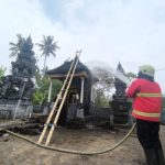 Ket poto: Damkar Jembrana saat memadamkan api di atap gedong pura