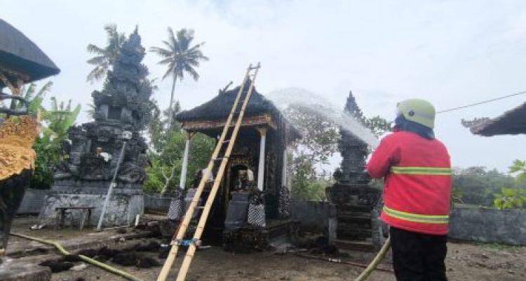 Ket poto: Damkar Jembrana saat memadamkan api di atap gedong pura Ket poto: Damkar Jembrana saat memadamkan api di atap gedong pura