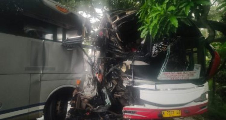Ket poto: Kondisi kendaraan bus usai tabrakan di Desa Gumbrih
