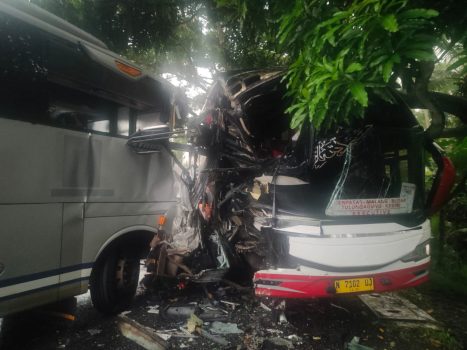 Ket poto: Kondisi kendaraan bus usai tabrakan di Desa Gumbrih