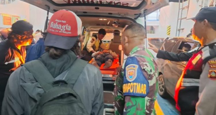 Ket poto: Korban dievakuasi dari kapal menuju Puskesmas Gilimanuk Ket poto: Korban dievakuasi dari kapal menuju Puskesmas Gilimanuk