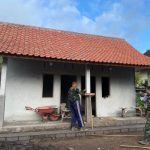 Ket poto: Pengerjaan bedah rumah oleh anggota Kodim 1617 Jembrana hampir rampung di Desa Penyaringan