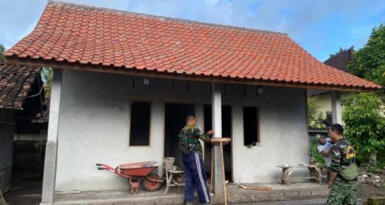 Ket poto: Pengerjaan bedah rumah oleh anggota Kodim 1617 Jembrana hampir rampung di Desa Penyaringan